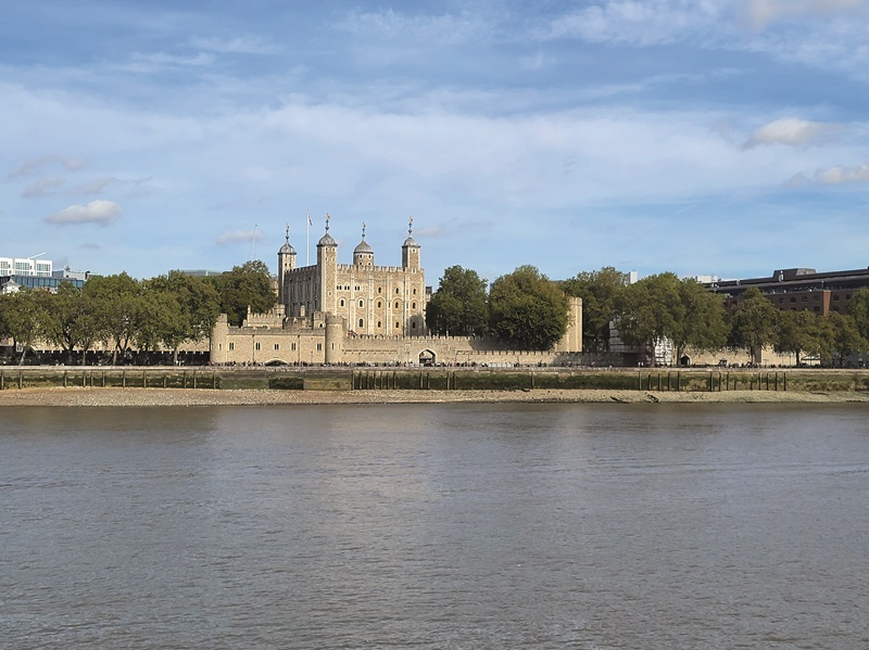 A Polar Visitor in Medieval London - The Story of the White Bear in the Thames